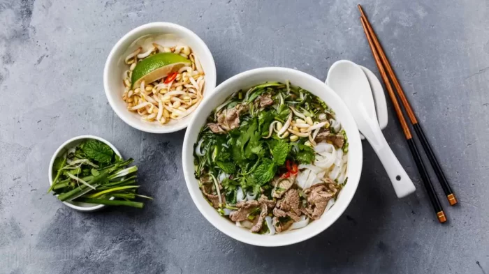 How many calories are in a bowl of pho