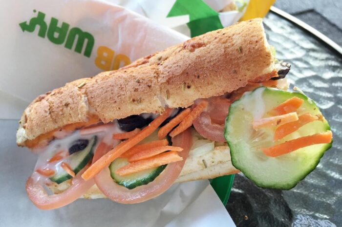 What is the lowest calorie bread option at Subway